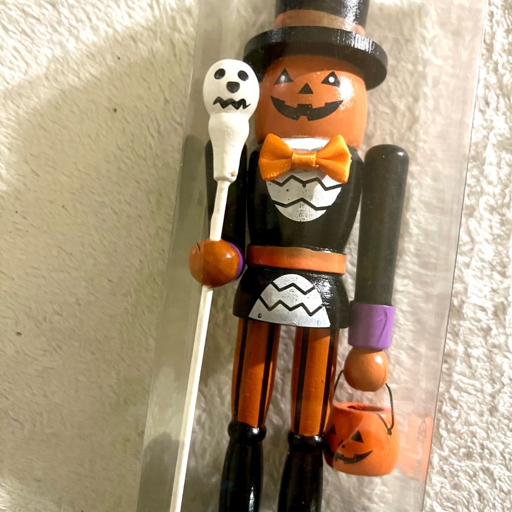 Pumpkin nutcracker - Picture 2 of 2